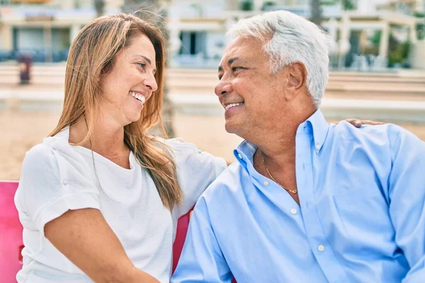 Orta Yaşlı Mutlu Gülümseyen Kumsalda Bankta Oturan Spanyol Bir Çift — Stok fotoğraf