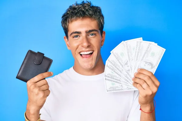 Jovem Homem Bonito Segurando Carteira Notas Dólares Sorrindo Rindo Duro — Fotografia de Stock