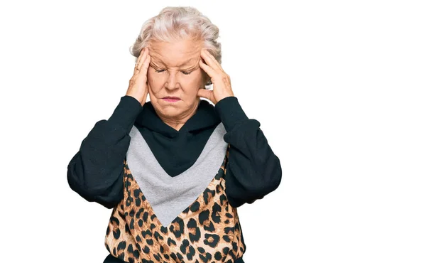 由于疼痛和偏头痛 头发灰白的老年妇女穿着运动服 压力重重 手放在头上 — 图库照片