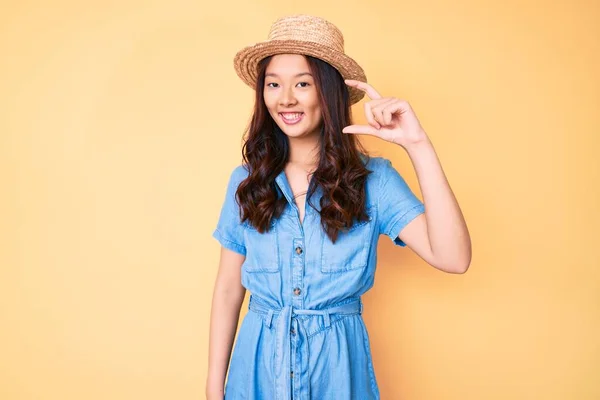 Νεαρό Όμορφο Κινέζικο Κορίτσι Φορώντας Καπέλο Του Καλοκαιριού Χαμογελώντας Και — Φωτογραφία Αρχείου