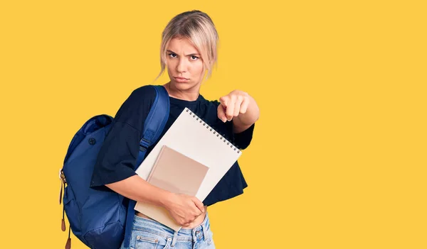 Junge Schöne Blonde Frau Studentenrucksack Mit Notizbuch Das Mit Dem — Stockfoto