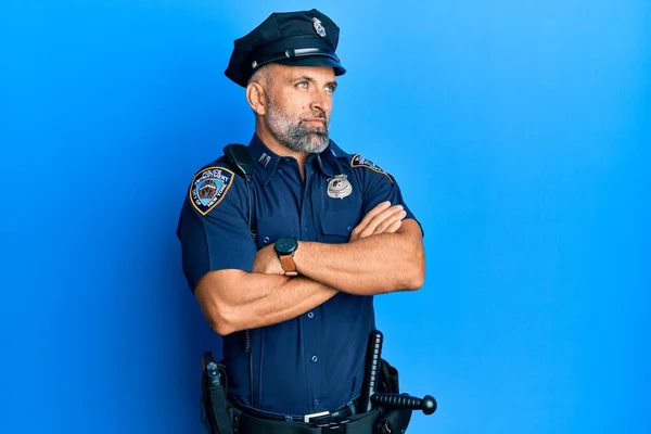 Středního Věku Pohledný Muž Policejní Uniformě Při Pohledu Stranu Zkříženými — Stock fotografie