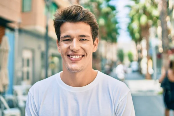 Jovem Caucasiano Sorrindo — Fotografia de Stock