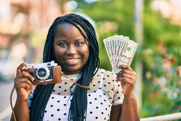 Mladý Africký Americký Turista Žena Pomocí Vintage Kamera Držení Nás — Stock fotografie