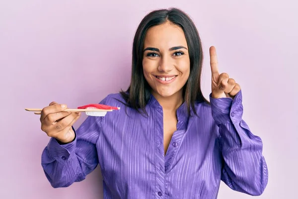 Giovane Donna Bruna Che Mangia Sushi Usando Bacchette Sorridenti Con — Foto Stock