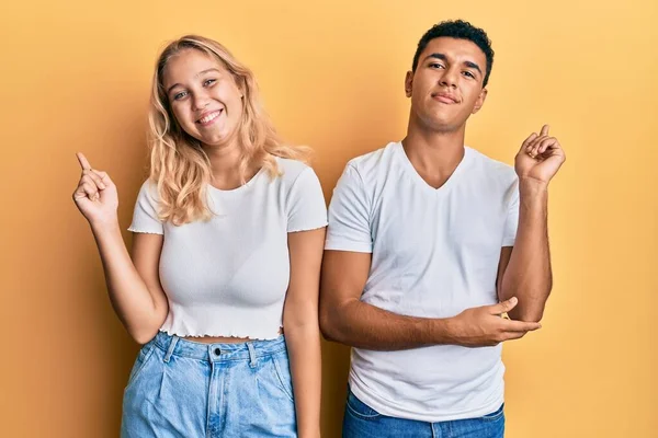 Młoda Para Międzyrasowa Ubrana Luźną Białą Koszulę Dużym Uśmiechem Twarzy — Zdjęcie stockowe