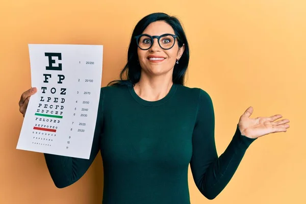 Ung Kaukasisk Kvinna Som Håller Optometri Glasögon Och Syn Test — Stockfoto