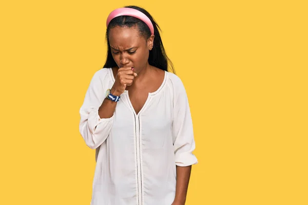 Jonge Zwarte Vrouw Draagt Casual Kleding Gevoel Onwel Hoesten Als — Stockfoto