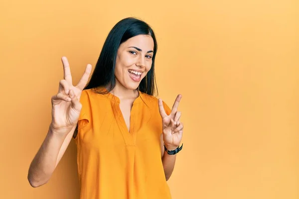 Mooie Jonge Vrouw Casual Kleren Glimlachend Naar Camera Kijkend Met — Stockfoto