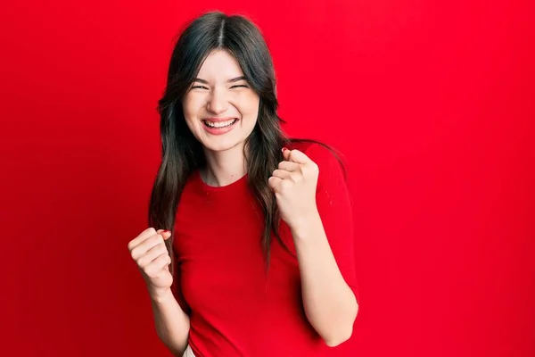 Jong Mooi Kaukasisch Meisje Dragen Casual Rood Shirt Vieren Verrast — Stockfoto