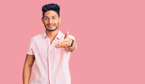 Guapo Joven Latinoamericano Con Camisa Verano Casual Sonriendo Amigable Ofreciendo — Foto de Stock