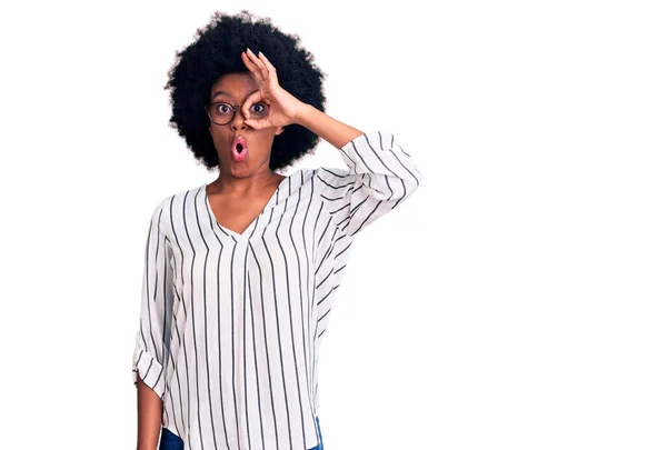 Mladá Afroameričanka Oblečená Neformálního Oblečení Brýlí Dělá Pořádku Gesto Šokované — Stock fotografie