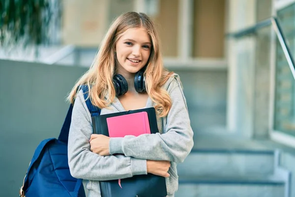 Belle Étudiante Caucasienne Adolescente Souriante Heureuse Utilisant Des Écouteurs Ville — Photo