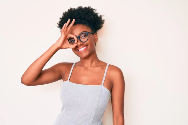 Mladý Africký Američan Žena Sobě Ležérní Oblečení Brýle Úsměvem Šťastný — Stock fotografie