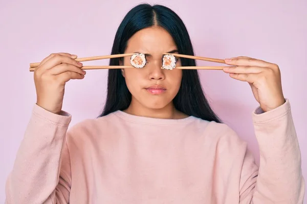 Jovem Bela Menina Asiática Colocando Sushi Nos Olhos Usando Pauzinhos — Fotografia de Stock