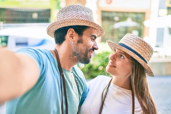 Junges Paar Mit Freund Und Freundin Auf Sommerreise Mit Sommermütze — Stockfoto