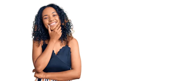 Junge Afroamerikanerin Lässiger Kleidung Die Selbstbewusst Die Kamera Lächelt Mit — Stockfoto