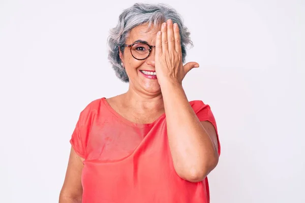 Starsza Latynoska Siwa Kobieta Luźnych Ubraniach Okularach Zakrywająca Jedno Oko — Zdjęcie stockowe