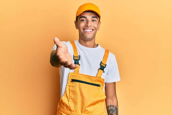 Ung Vacker Afrikansk Amerikansk Man Bär Handyman Uniform Över Gul — Stockfoto
