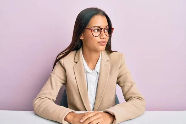 Hermosa Mujer Hispana Trabajando Oficina Sonriendo Mirando Hacia Lado Mirando —  Fotos de Stock