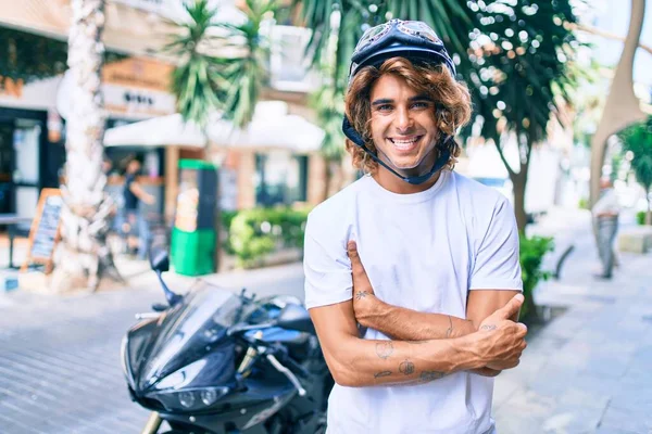 Ung Latinamerikansk Man Ler Glad Bär Moto Hjälm Över Motorcykel — Stockfoto