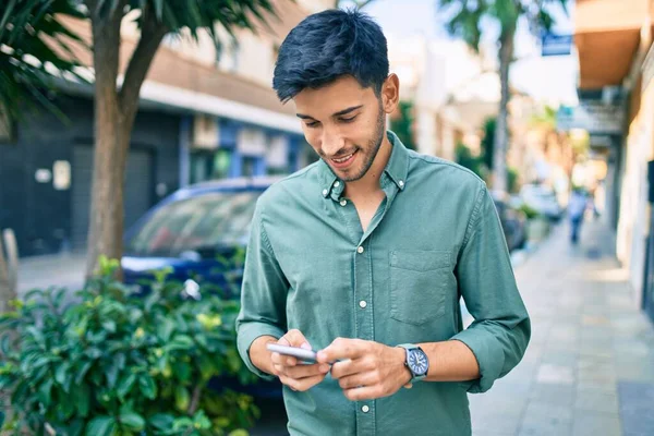 Jonge Latijnse Man Lacht Gelukkig Met Behulp Van Smartphone Lopen — Stockfoto