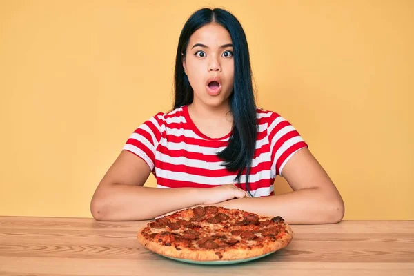 Jovem Bela Menina Asiática Comer Saboroso Pepperoni Pizza Assustado Espantado — Fotografia de Stock