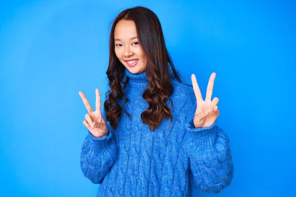 Menina Chinesa Bonita Nova Vestindo Camisola Inverno Casual Sorrindo Olhando — Fotografia de Stock