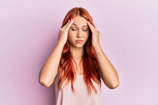 Jonge Mooie Roodharige Vrouw Draagt Casual Kleding Roze Achtergrond Met — Stockfoto