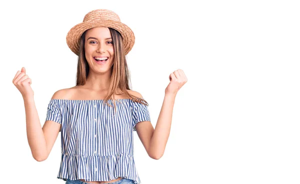 Joven Chica Hermosa Con Sombrero Camiseta Celebrando Sorprendido Sorprendido Por —  Fotos de Stock