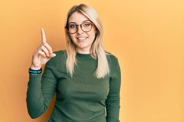 Junge Kaukasische Frau Trägt Lässige Kleidung Und Brille Und Zeigt — Stockfoto