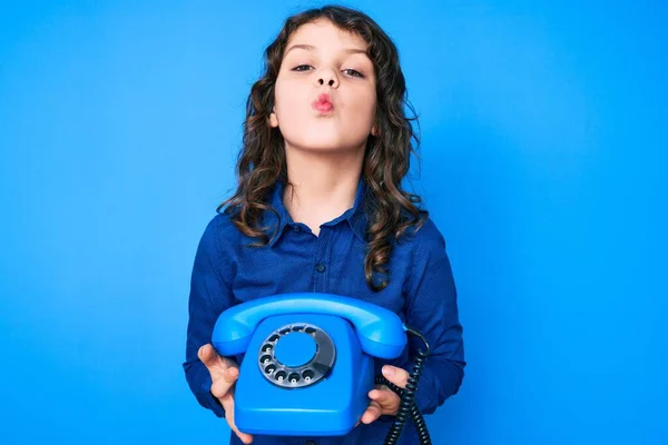 Leuke Latijns Amerikaanse Jongen Met Lang Haar Met Vintage Telefoon — Stockfoto