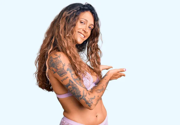 Mujer Hispana Joven Con Tatuaje Usando Lencería Invitando Entrar Sonriente —  Fotos de Stock