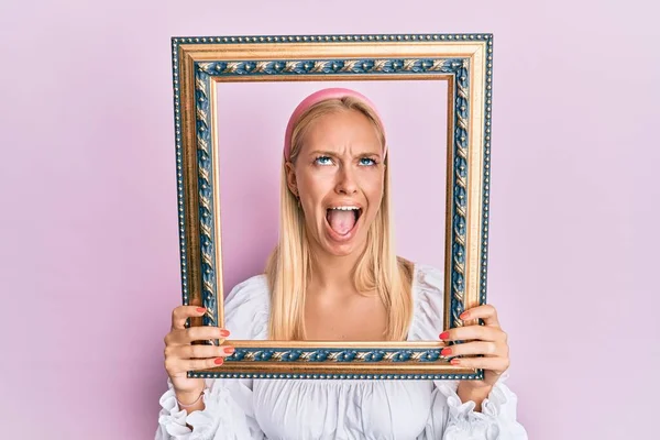 Ung Blond Flicka Håller Tom Ram Arg Och Galen Skrikande — Stockfoto