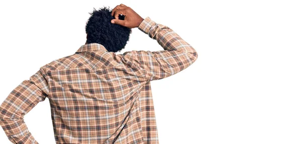 Красивый Африканский Американец Афроволосами Повседневной Одежде Очках Задом Наперёд Думает — стоковое фото