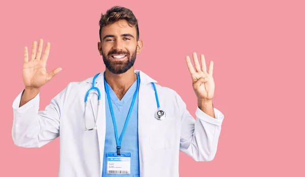 Jovem Hispânico Vestindo Uniforme Médico Estetoscópio Mostrando Apontando Para Cima — Fotografia de Stock