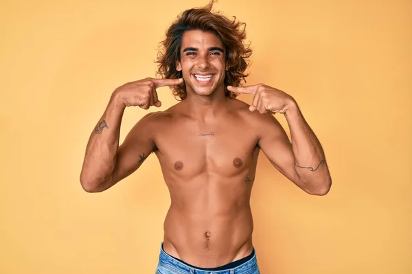 Joven Hombre Hispano Pie Sin Camisa Sonriendo Alegre Mostrando Señalando — Foto de Stock