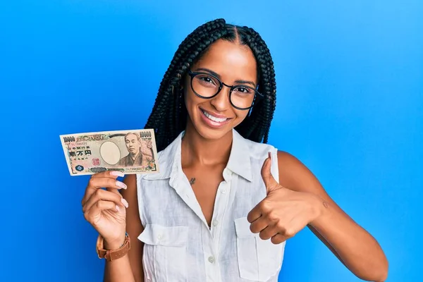 Hermosa Mujer Hispana Sosteniendo Billetes Yen Japoneses Sonriendo Feliz Positivo —  Fotos de Stock