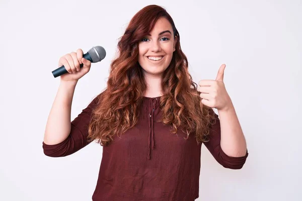 Genç Güzel Bir Kadın Mikrofon Kullanarak Şarkı Söylüyor Mutlu Pozitif — Stok fotoğraf