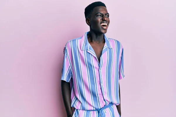 Jeune Homme Afro Américain Portant Des Vêtements Décontractés Colère Fou — Photo