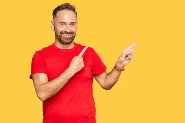 Hombre Guapo Mediana Edad Vistiendo Una Camiseta Roja Casual Sonriendo —  Fotos de Stock