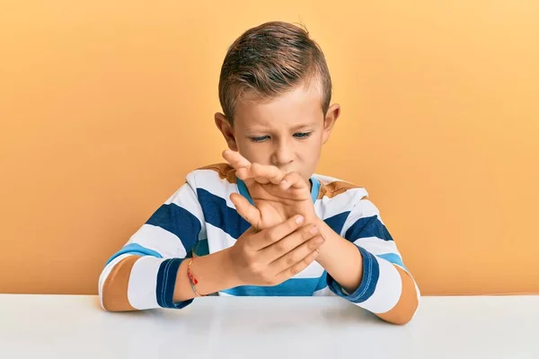 Entzückendes Kaukasisches Kind Lässiger Kleidung Auf Dem Tisch Sitzend Mit — Stockfoto