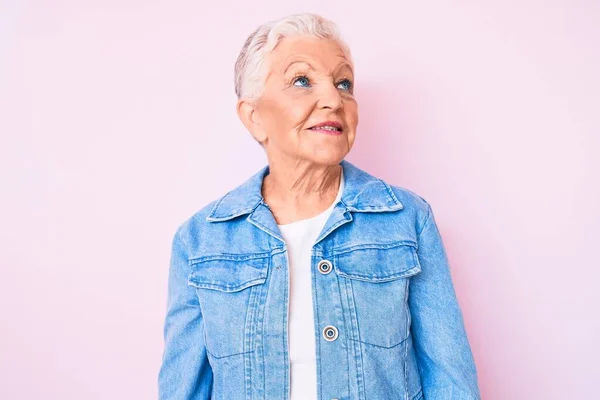 Senior Belle Femme Aux Yeux Bleus Aux Cheveux Gris Portant — Photo