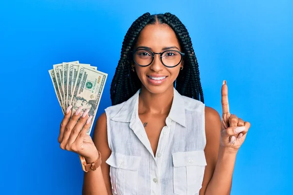 Hermosa Mujer Hispana Sosteniendo Dólares Sonriendo Con Una Idea Pregunta —  Fotos de Stock