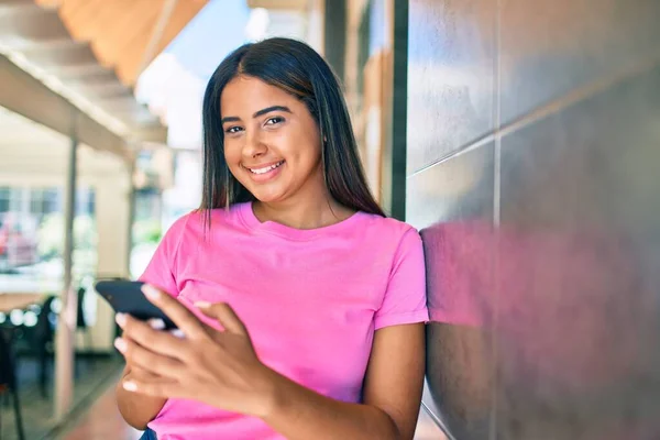 Ung Latinamerikansk Kvinna Ler Glad Med Smartphone Stan — Stockfoto