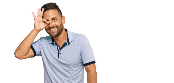 Homem Bonito Com Barba Vestindo Roupas Casuais Fazendo Gesto Com — Fotografia de Stock