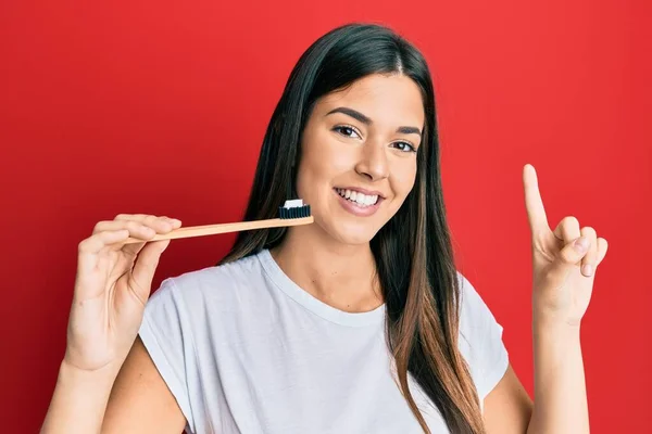 Jovem Morena Segurando Escova Dentes Com Pasta Dentes Sorrindo Com — Fotografia de Stock