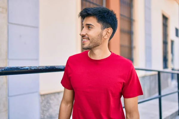 Jovem Latino Sorrindo Feliz Andando Cidade — Fotografia de Stock