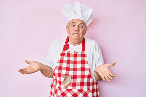 Senior Gråhårig Man Bär Professionell Bagare Förkläde Ledtrådar Och Förvirrade — Stockfoto