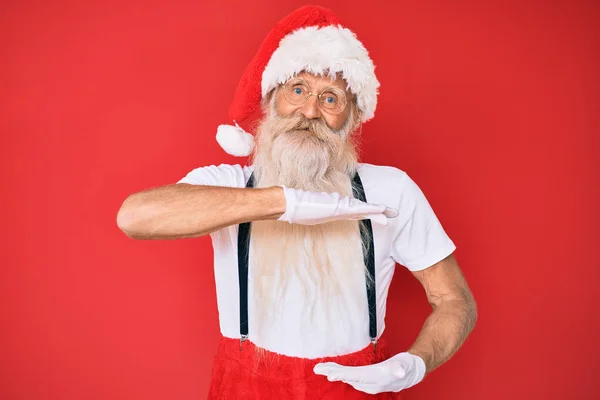 Staruszek Siwymi Włosami Długą Brodą Białej Koszulce Kostiumie Świętego Mikołaja — Zdjęcie stockowe